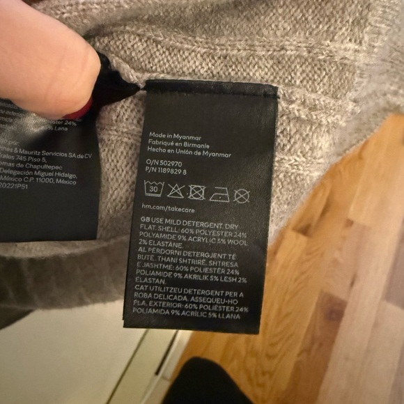 H&M Light Gray V-Neck Sweater - Picture 3 of 3
